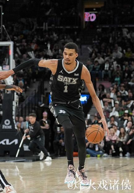 查克|马刺观察:文班复出之战,帮助球队晋级NBA杯决赛 查克|马刺观察:文班复出之战,帮助球队晋级NBA杯决赛